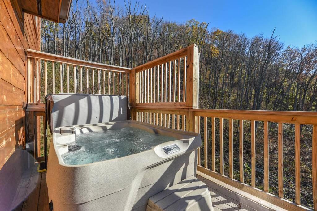 Walnut Ridge Cabin. Sleeps 7-11! Hot Tub, Pool Table, Minutes To Downtown Gatlinburg! Zewnętrze zdjęcie