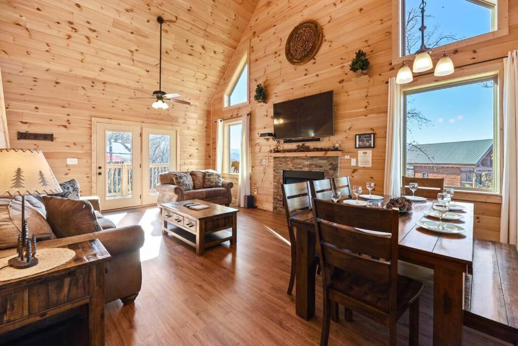 Walnut Ridge Cabin. Sleeps 7-11! Hot Tub, Pool Table, Minutes To Downtown Gatlinburg! Zewnętrze zdjęcie