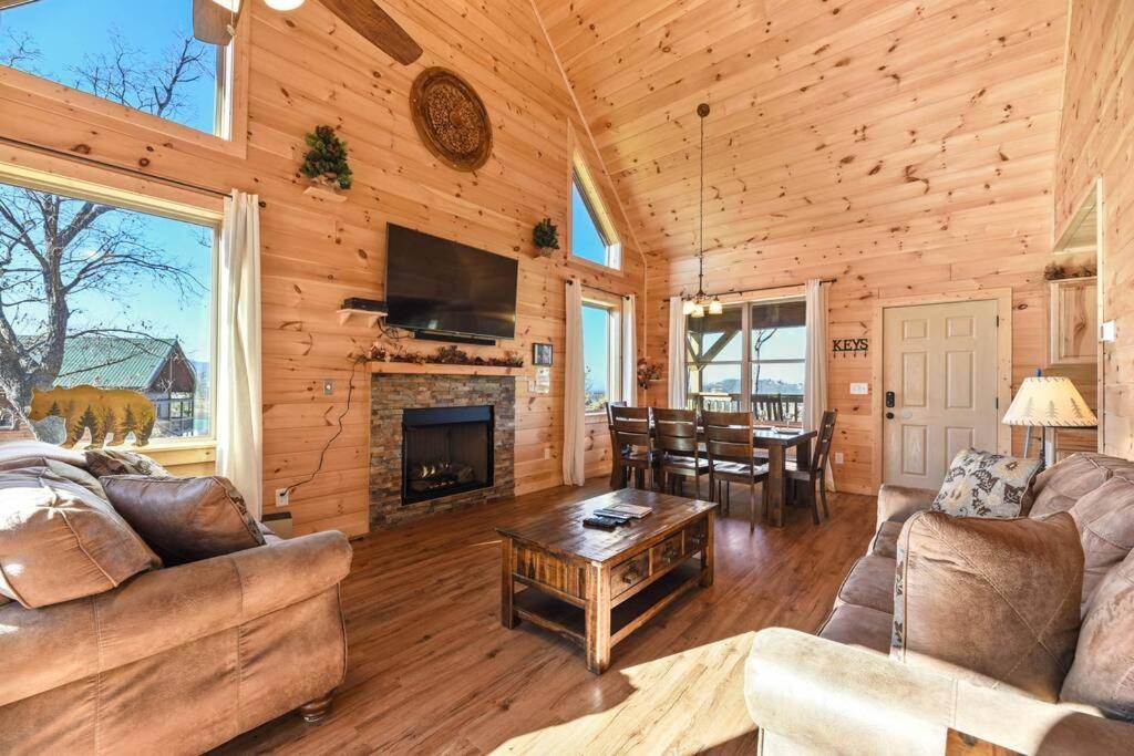 Walnut Ridge Cabin. Sleeps 7-11! Hot Tub, Pool Table, Minutes To Downtown Gatlinburg! Zewnętrze zdjęcie
