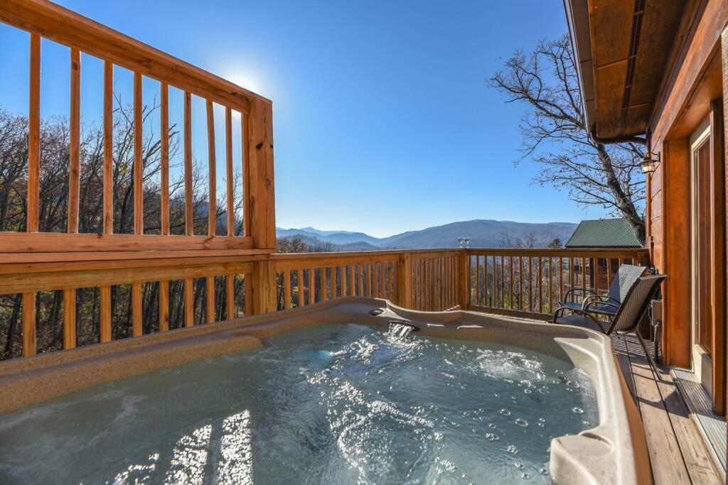 Walnut Ridge Cabin. Sleeps 7-11! Hot Tub, Pool Table, Minutes To Downtown Gatlinburg! Zewnętrze zdjęcie