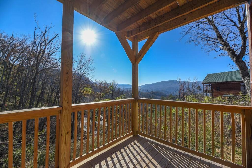 Walnut Ridge Cabin. Sleeps 7-11! Hot Tub, Pool Table, Minutes To Downtown Gatlinburg! Zewnętrze zdjęcie