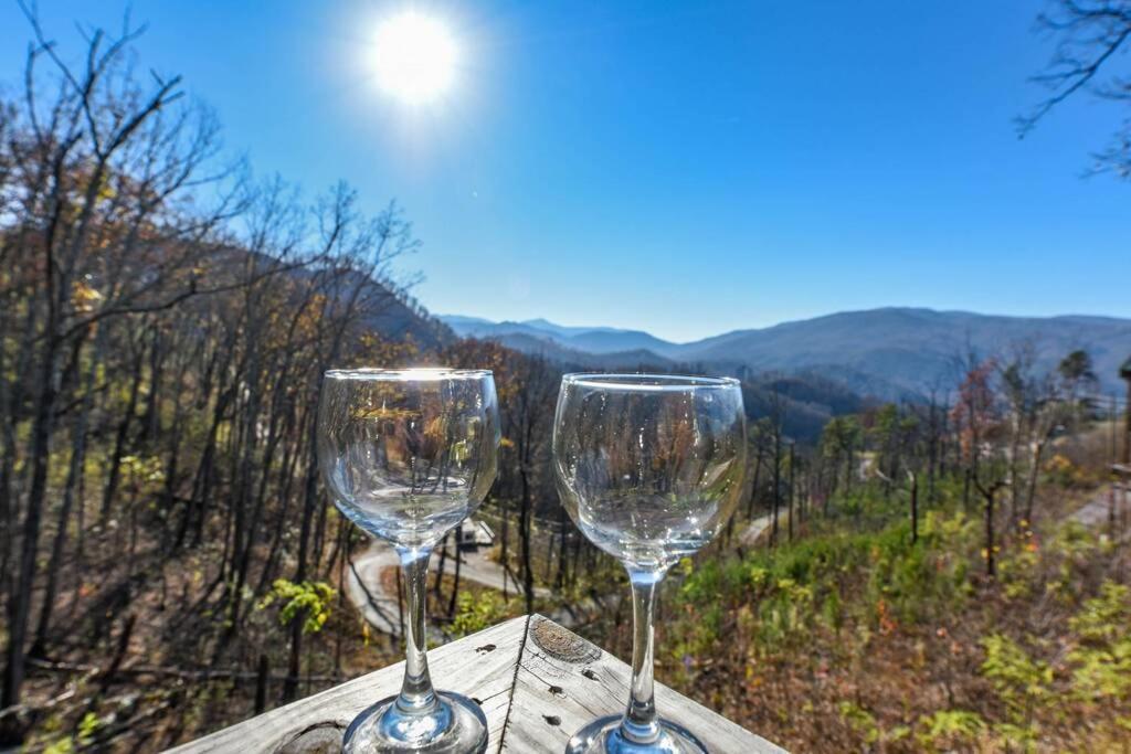 Walnut Ridge Cabin. Sleeps 7-11! Hot Tub, Pool Table, Minutes To Downtown Gatlinburg! Zewnętrze zdjęcie