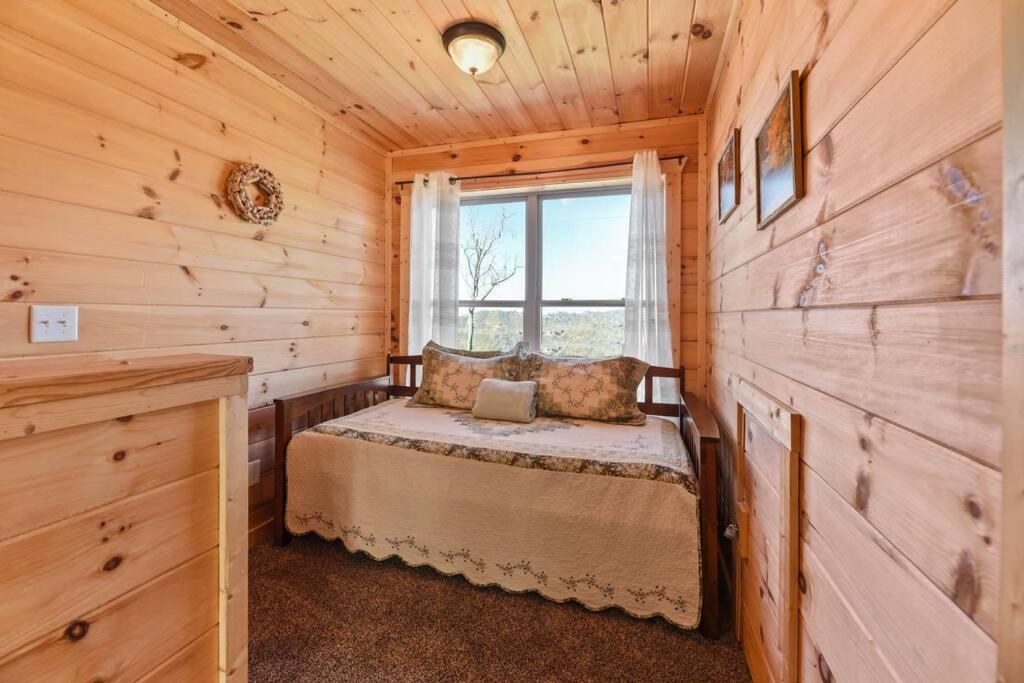 Walnut Ridge Cabin. Sleeps 7-11! Hot Tub, Pool Table, Minutes To Downtown Gatlinburg! Zewnętrze zdjęcie
