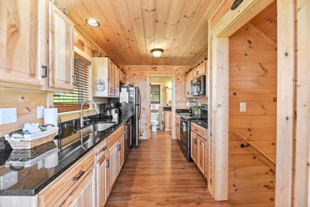Walnut Ridge Cabin. Sleeps 7-11! Hot Tub, Pool Table, Minutes To Downtown Gatlinburg! Zewnętrze zdjęcie