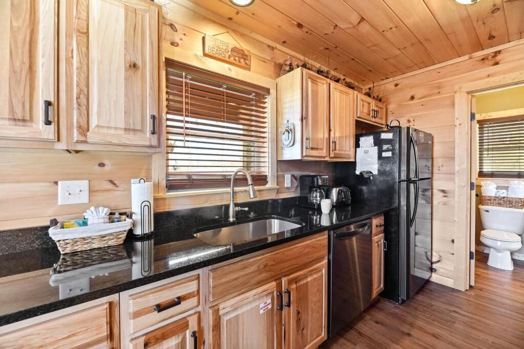 Walnut Ridge Cabin. Sleeps 7-11! Hot Tub, Pool Table, Minutes To Downtown Gatlinburg! Zewnętrze zdjęcie